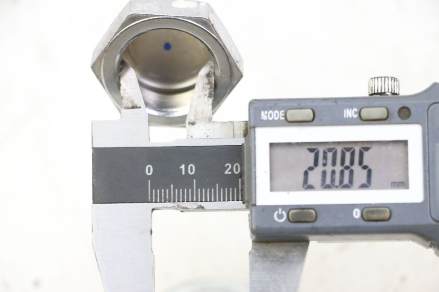 photo de FORK CROWN NUT SUZUKI GSR 750 (2011 - 2017) - Component detail