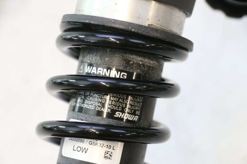 photo de REAR LEFT SHOCK ABSORBER HARLEY DAVIDSON ROAD GLIDE FLTRXSE 1920 (2018 - 2022) - Technical close-up