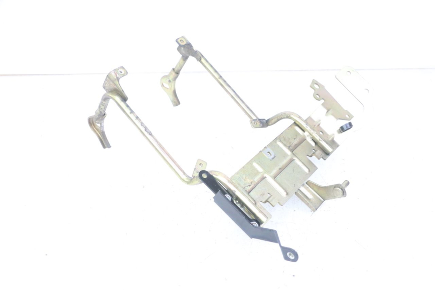 photo de FRONT FAIRING BRACKET PEUGEOT JET FORCE CARBU 50 (2003 - 2016) - Technical close-up