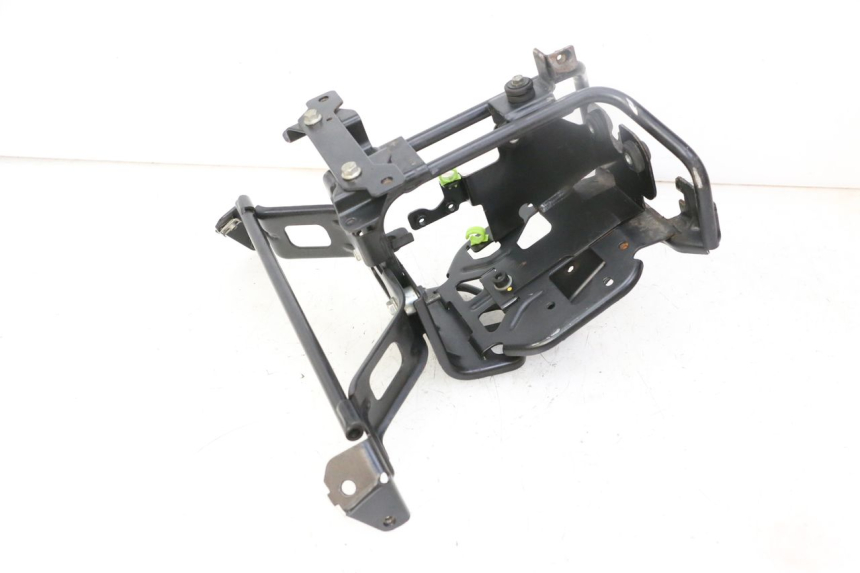 photo de FRONT FAIRING BRACKET PEUGEOT SATELIS 125 (2013 - 2018) - Zoom on usage condition