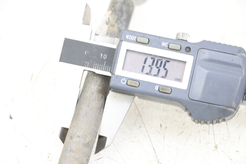 photo de SWINGARM PIVOT BOLT HYOSUNG GV AQUILA 125 (2000 - 2009) - Component detail