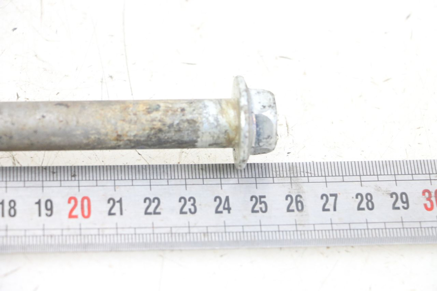 photo de SWINGARM PIVOT BOLT HYOSUNG GV AQUILA 125 (2000 - 2009) - Zoom on usage condition