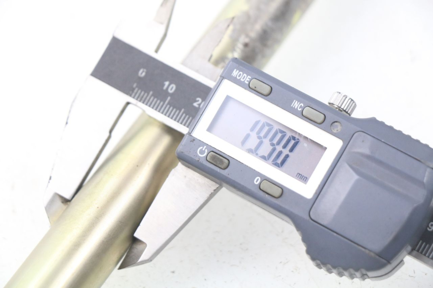 photo de SWING ARM AXLE MV AGUSTA BRUTALE R WALLY 910 (2008 - 2008) - Alternative perspective