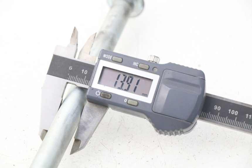 photo de SWINGARM PIVOT AXIS HONDA CA REBEL 125 (1995 - 2001) - Alternative perspective