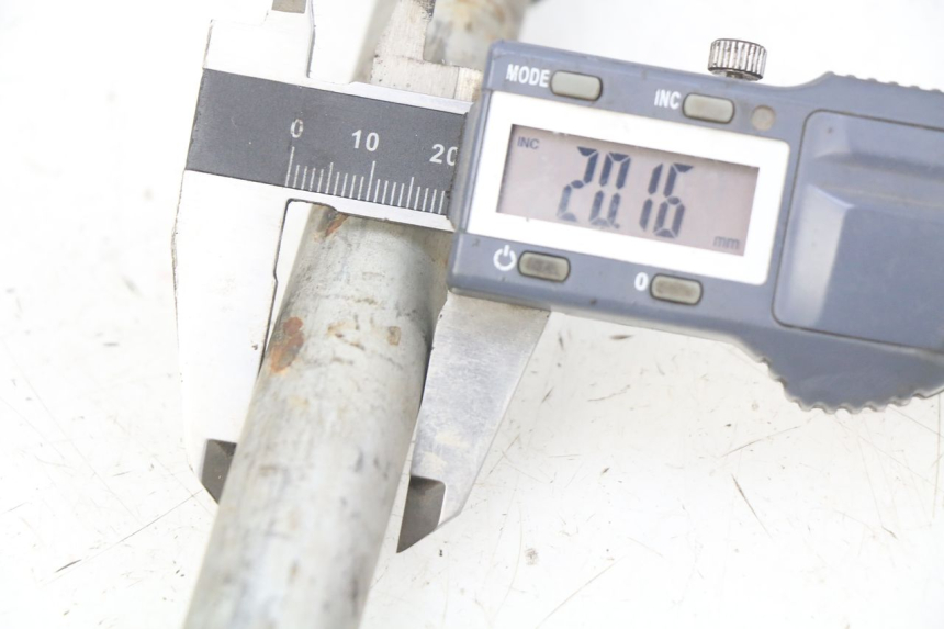 photo de SWINGARM PIVOT AXIS HONDA CB R 1000 (2018 - 2023) - Component detail