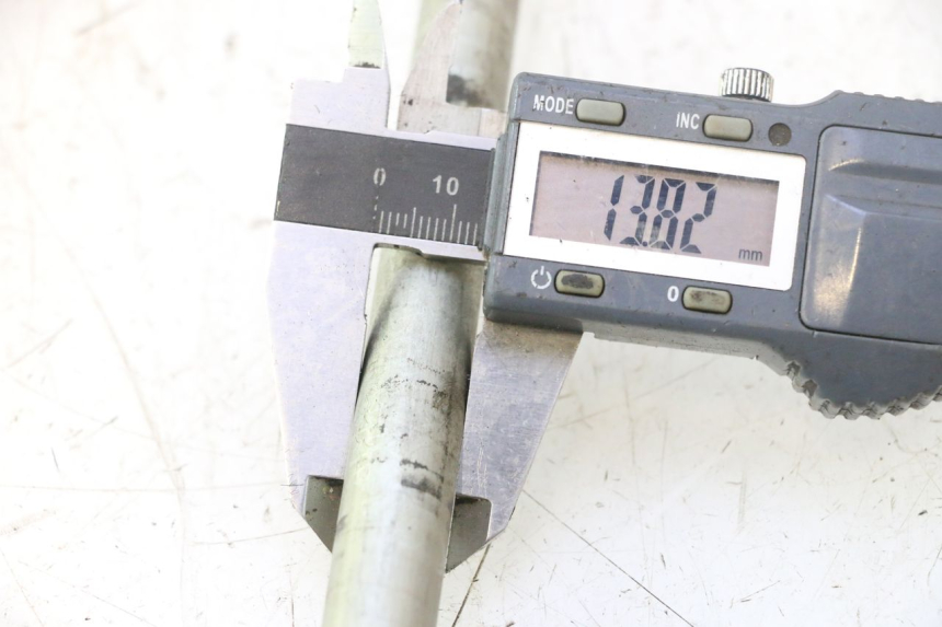 photo de SWING ARM AXLE HONDA CB TWO FIFTY 250 (1991 - 2002) - Zoom on usage condition