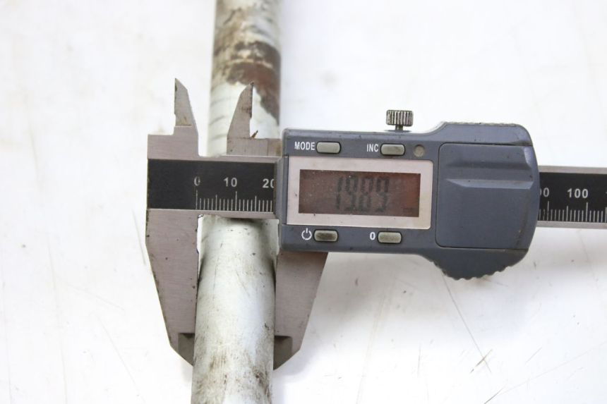 photo de SWINGARM PIVOT AXIS HONDA CBF 500 (2004 - 2007) - Technical close-up