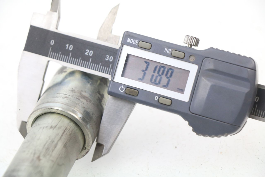 photo de SWING ARM AXLE HONDA CBR 929 RR FIREBLADE 900 (2000 - 2001) - Alternative perspective