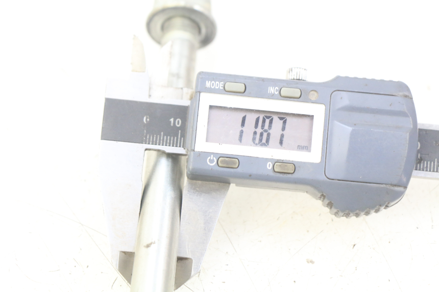 photo de SWINGARM PIVOT AXIS HONDA CRF CR-F 125 (2022 - 2023) - Technical close-up