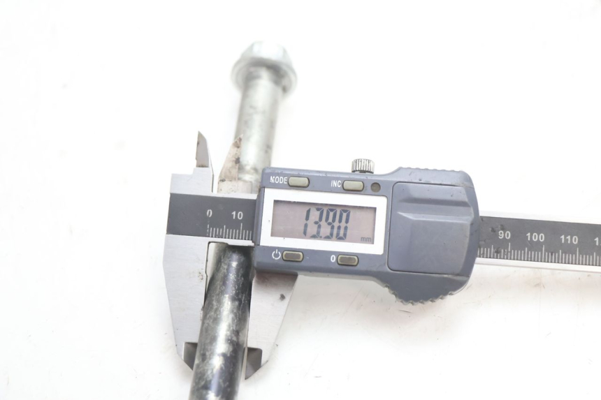 photo de SWING ARM AXLE HM HONDA CRM DERAPAGE RR 50 (2006 - 2017) - Technical close-up