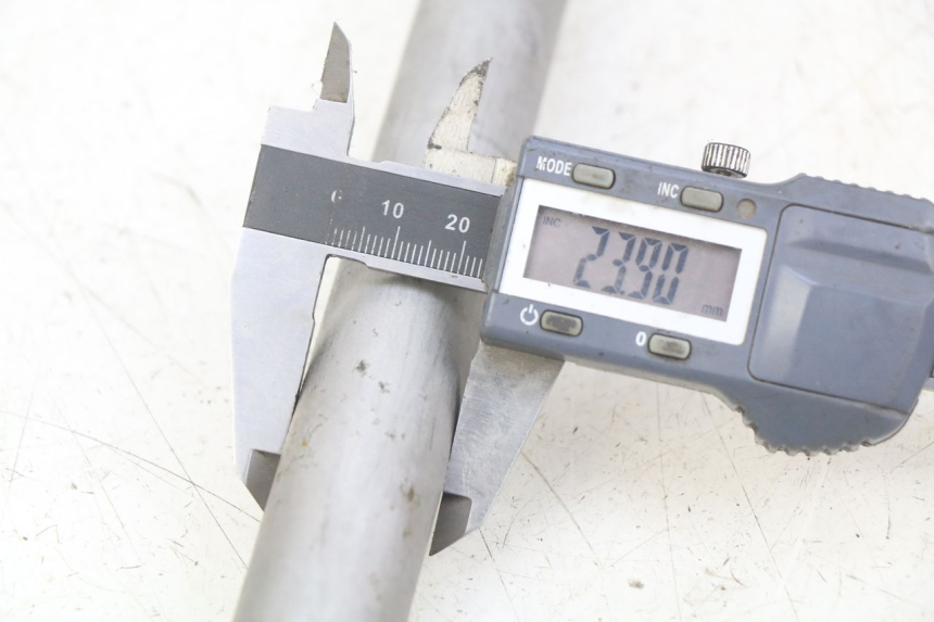 photo de SWING ARM AXLE BMW F GS K81 850 (2018 - 2023) - Zoom on usage condition