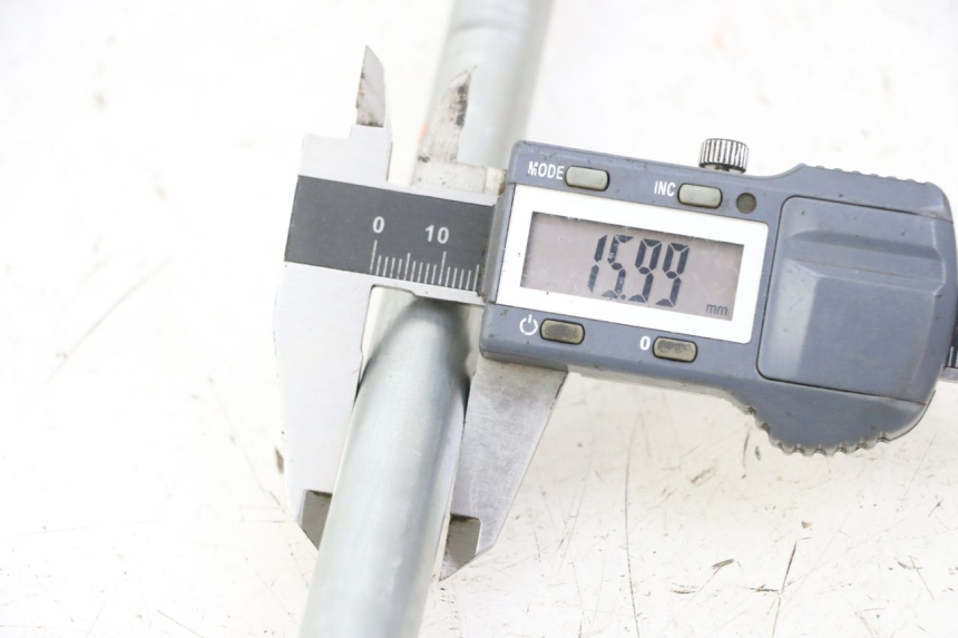 photo de SWING ARM AXLE YAMAHA FJ 36Y 1100 (1984 - 1985) - Alternative perspective