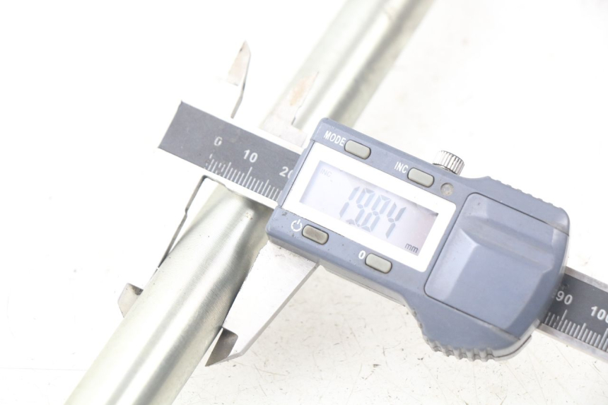 photo de SWING ARM AXLE YAMAHA FJR ABS 1300 (2006 - 2012) - Alternative perspective