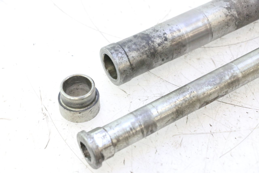 photo de SWINGARM PIVOT BOLT GILERA GP 800 (2007 - 2013) - Component detail