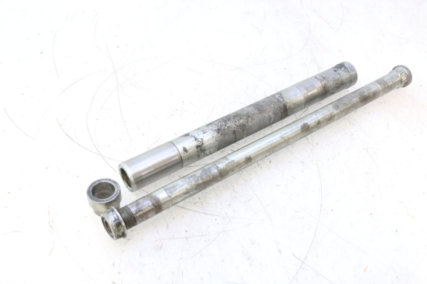photo de SWINGARM PIVOT BOLT GILERA GP 800 (2007 - 2013) - Alternative perspective