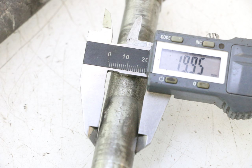 photo de SWINGARM PIVOT BOLT GILERA GP 800 (2007 - 2013) - Technical close-up