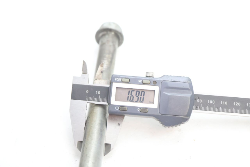 photo de SWING ARM AXLE KAWASAKI GPX F ZX750F 750 (1986 - 1990) - Technical close-up