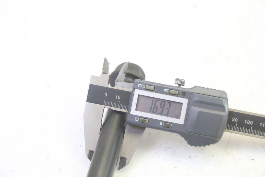 photo de SWING ARM AXLE KAWASAKI GPX R WARBIRD 600 (1988 - 1993) - Technical close-up