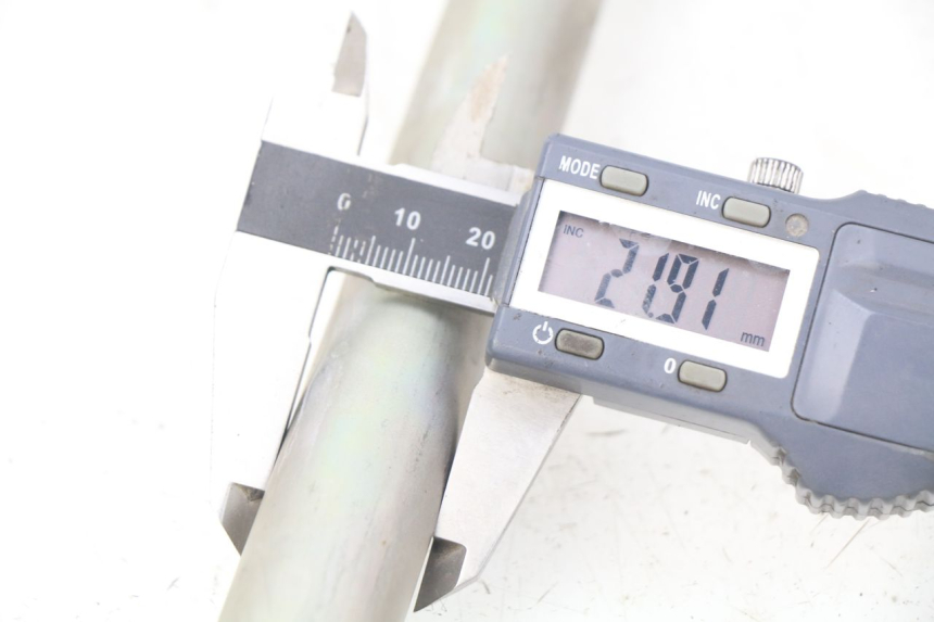 photo de SWING ARM AXLE SUZUKI GSX-R GSXR 750 (2011 - 2016) - Zoom on usage condition