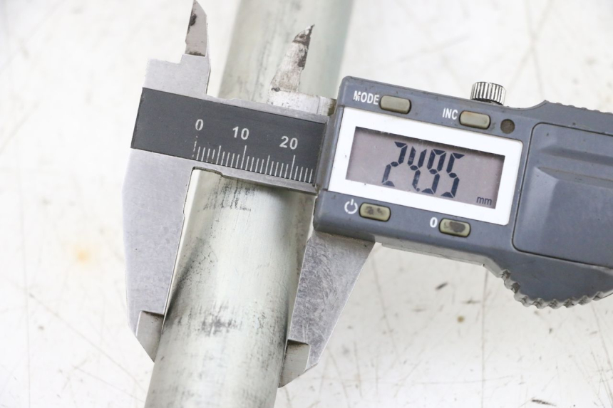 photo de SWING ARM AXLE SUZUKI GSXR GSX-R 1000 (2003 - 2004) - Technical close-up