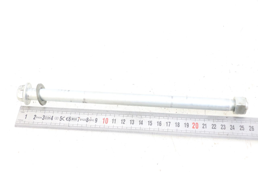 photo de SWING ARM AXLE SUZUKI GZ MARAUDER 125 (1998 - 2004) - Zoom on usage condition