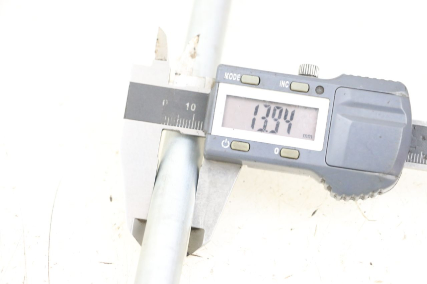 photo de SWING ARM AXLE SUZUKI GZ MARAUDER 125 (1998 - 2004) - Alternative perspective