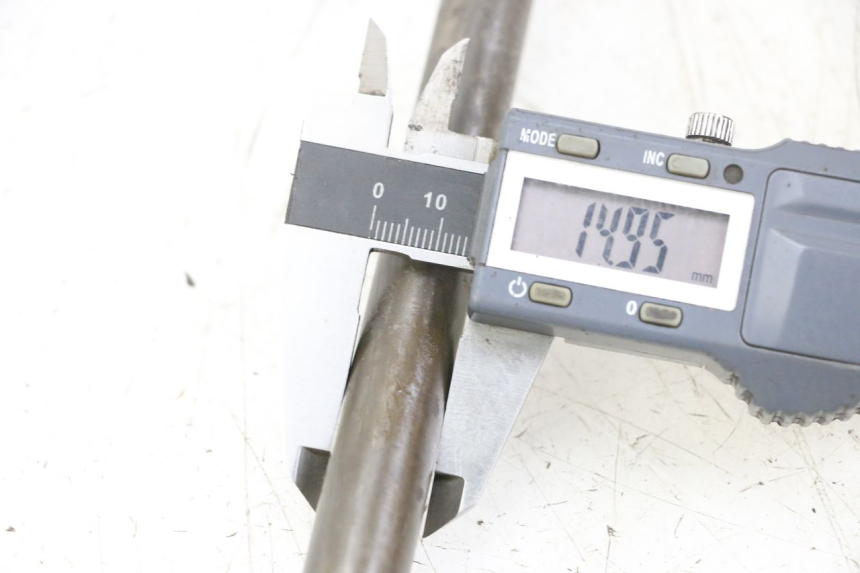 photo de SWING ARM AXLE HONDA CBR F 1000 (1993 - 1996) - Component detail