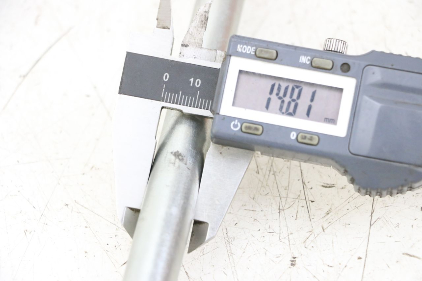 photo de SWING ARM AXLE HONDA VT C2 SHADOW 750 (1997 - 2001) - Component detail