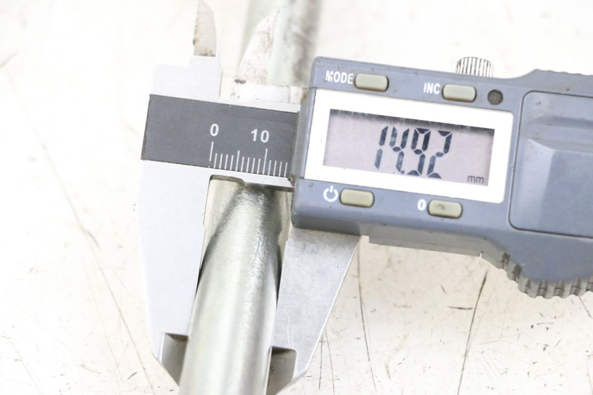 photo de SWING ARM AXLE HUSQVARNA SVARTPILEN 401 (2018 - 2023) - Component detail