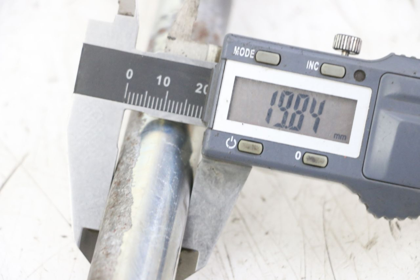 photo de SWINGARM PIVOT AXIS KAWASAKI ZR7 ZR-7 S 750 (1999 - 2004) - Alternative perspective