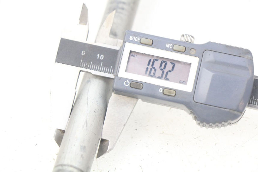 photo de SWINGARM PIVOT AXIS KAWASAKI KX F KXF 450 (2012 - 2015) - Alternative perspective