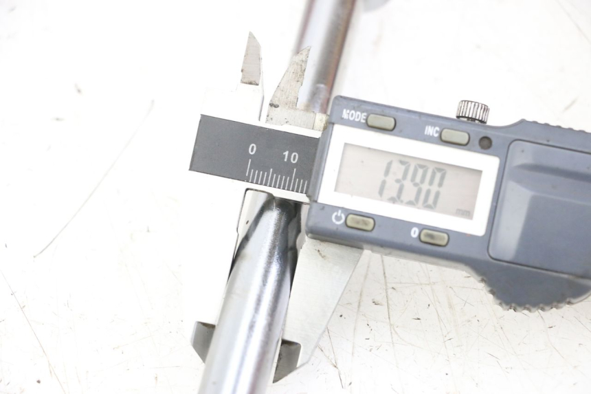 photo de SWING ARM AXLE REGAL RAPTOR RAXTER 2 125 (2007 - 2015) - Alternative perspective