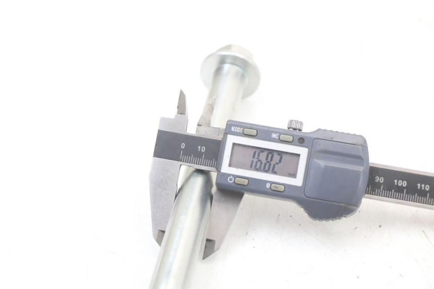 photo de SWING ARM AXLE ROYAL ENFIELD CONTINENTAL GT 650 (2019 - 2024) - Technical close-up