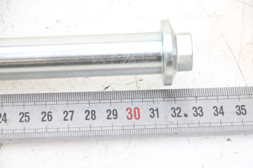 photo de SWING ARM AXLE ROYAL ENFIELD SCRAM 411 (2022 - 2024) - Component detail