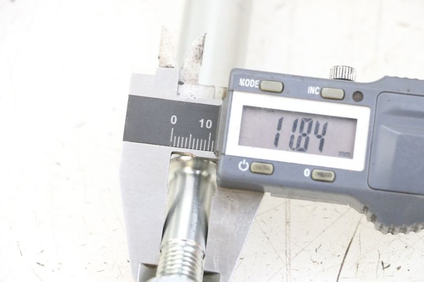 photo de SWING ARM AXLE ROYAL ENFIELD SCRAM 411 (2022 - 2024) - Alternative perspective