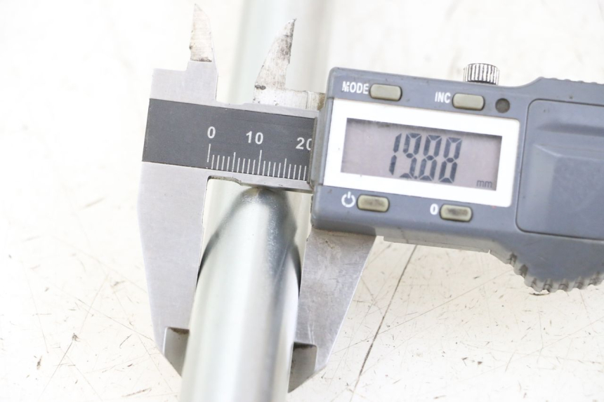 photo de SWING ARM AXLE ROYAL ENFIELD SCRAM 411 (2022 - 2024) - Technical close-up