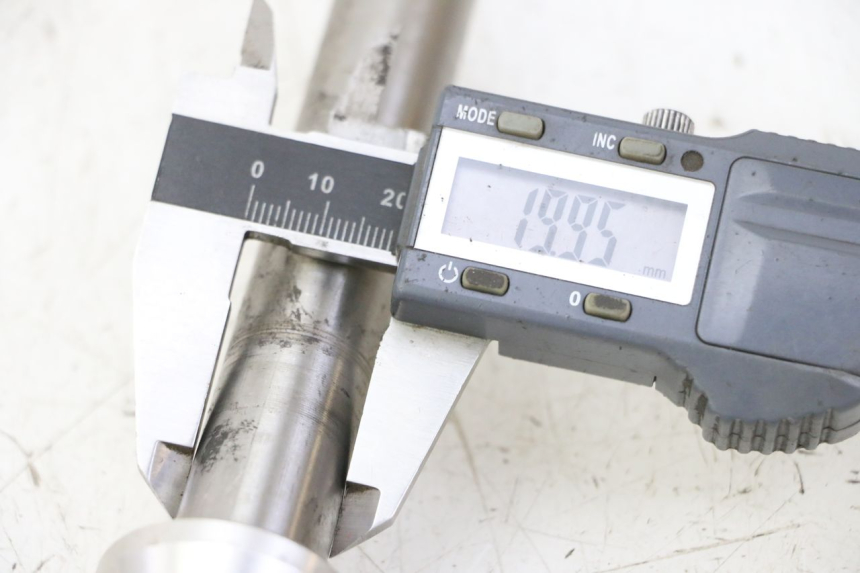 photo de SWING ARM AXLE TRIUMPH SPRINT 900 (1995 - 1998) - Technical close-up