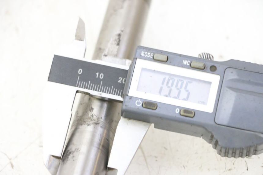 photo de SWING ARM AXLE TRIUMPH SPRINT 900 (1995 - 1998) - Product overview