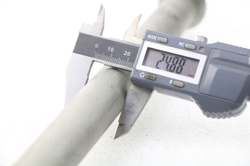 photo de SWING ARM AXLE TRIUMPH SPRINT ST ABS 1050 (2005 - 2007) - Alternative perspective