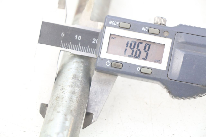 photo de SWING ARM AXLE APRILIA SRV 850 (2012 - 2017) - Component detail