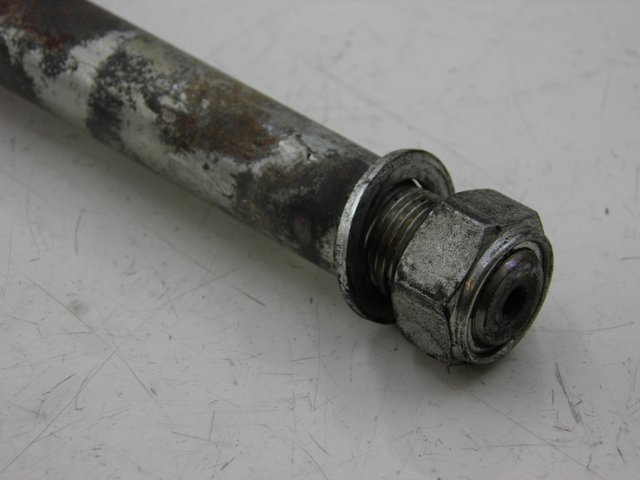 photo de SWING ARM AXLE SUZUKI GSF N BANDIT 600 (1996 - 1999) - Component detail