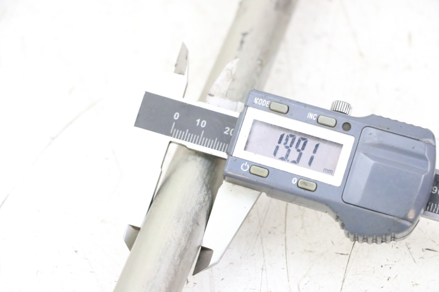 photo de SWING ARM AXLE SUZUKI GSR 750 (2011 - 2017) - Zoom on usage condition