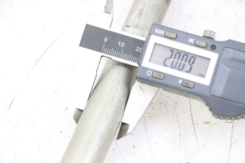 photo de SWINGARM PIVOT AXIS SUZUKI GSX F GSXF 650 (2007 - 2015) - Component detail