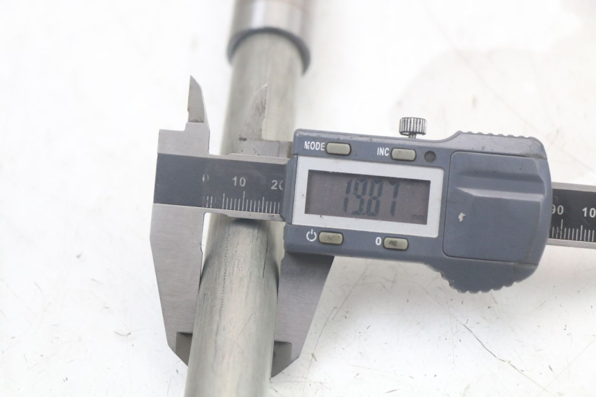 photo de SWINGARM PIVOT BOLT SUZUKI SV N 650 (1999 - 2002) - Technical close-up