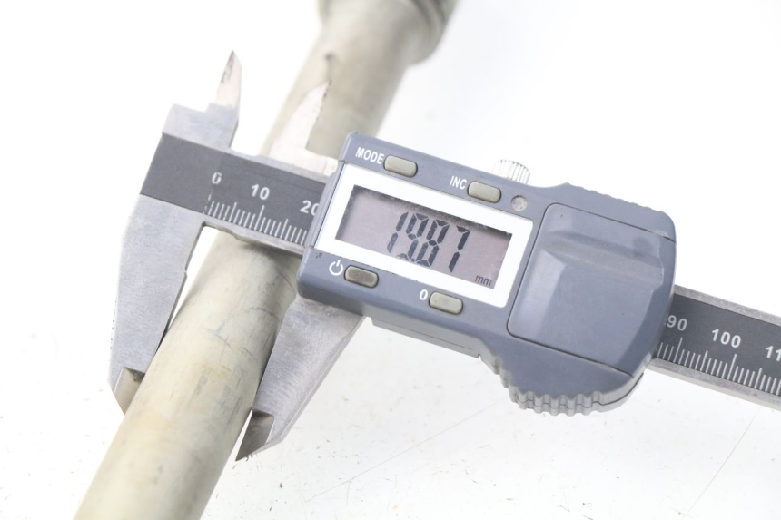 photo de SWING ARM AXLE SUZUKI SV S ABS 650 (2003 - 2009) - Alternative perspective