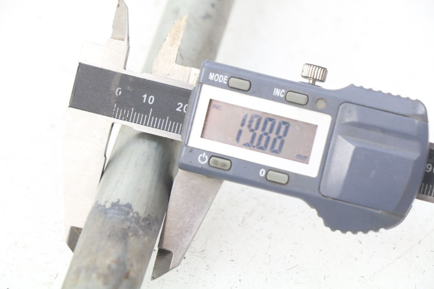 photo de SWING ARM AXLE SUZUKI SV S 650 (1999 - 2002) - Zoom on usage condition