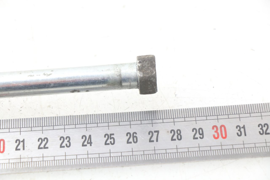 photo de SWING ARM AXLE YAMAHA TW 125 (1998 - 2002) - Component detail