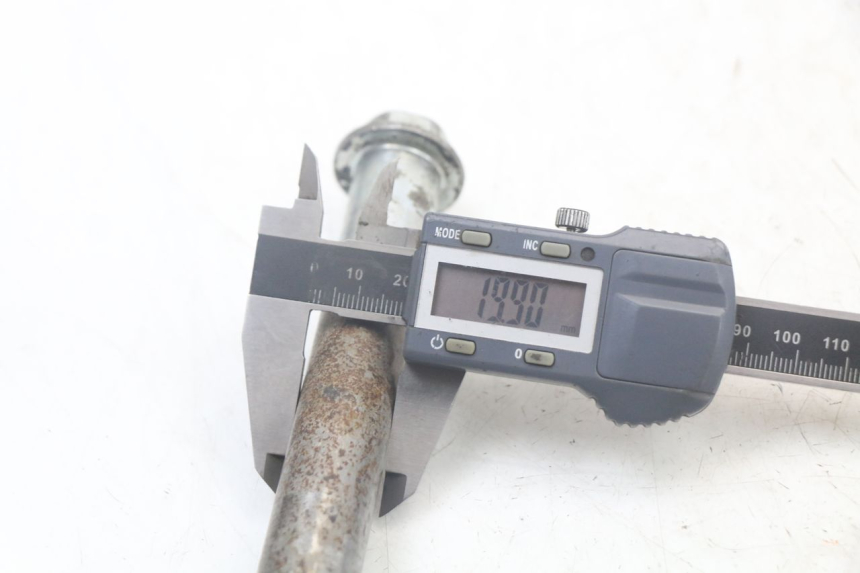 photo de SWINGARM PIVOT AXIS KAWASAKI VERSYS ABS 650 (2015 - 2018) - Alternative perspective