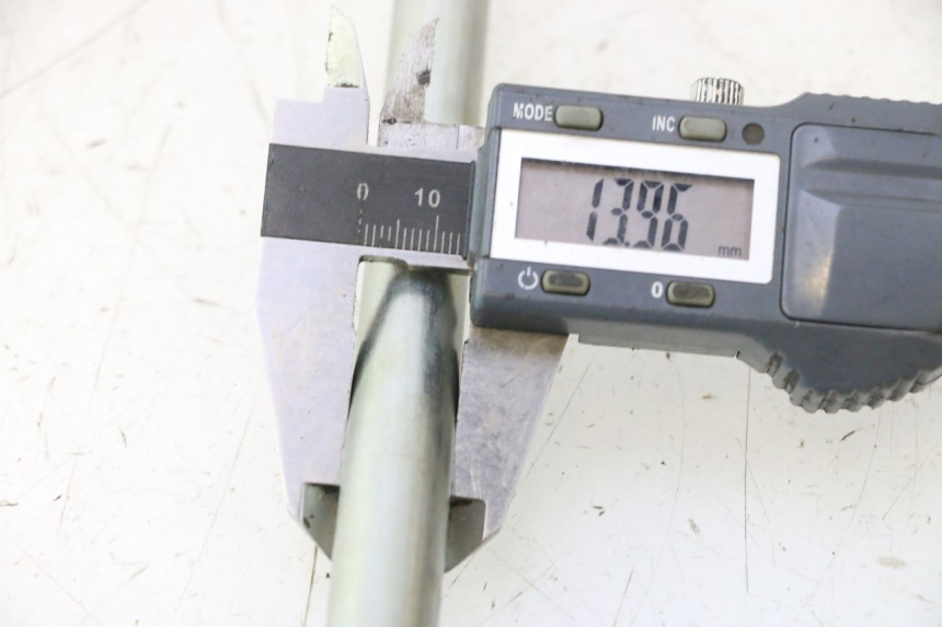 photo de SWING ARM AXLE DAELIM VJ ROADWIN 125 (2004 - 2007) - Technical close-up