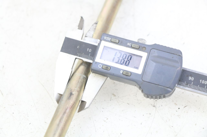 photo de SWINGARM PIVOT AXIS DAELIM VL DAYSTAR 125 (2000 - 2011) - Alternative perspective